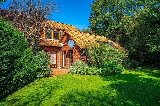 Gartenoase mit Blick auf den Zugang zum Wintergarten