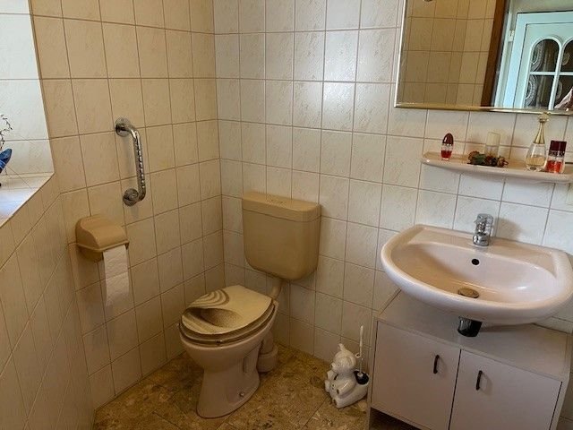 Gäste-WC mit Waschbecken